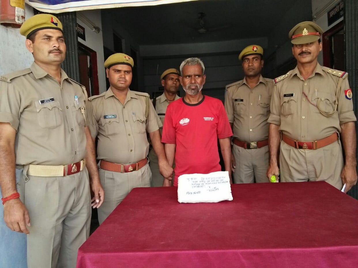 एक किलो चरस के साथ तस्कर गिरफ्तार