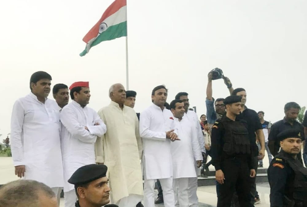 akhilesh yadav tweet after leaving his bungalow.