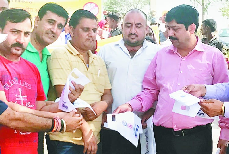 पॉलिथीन मुक्त बनाने को बांटे थैले