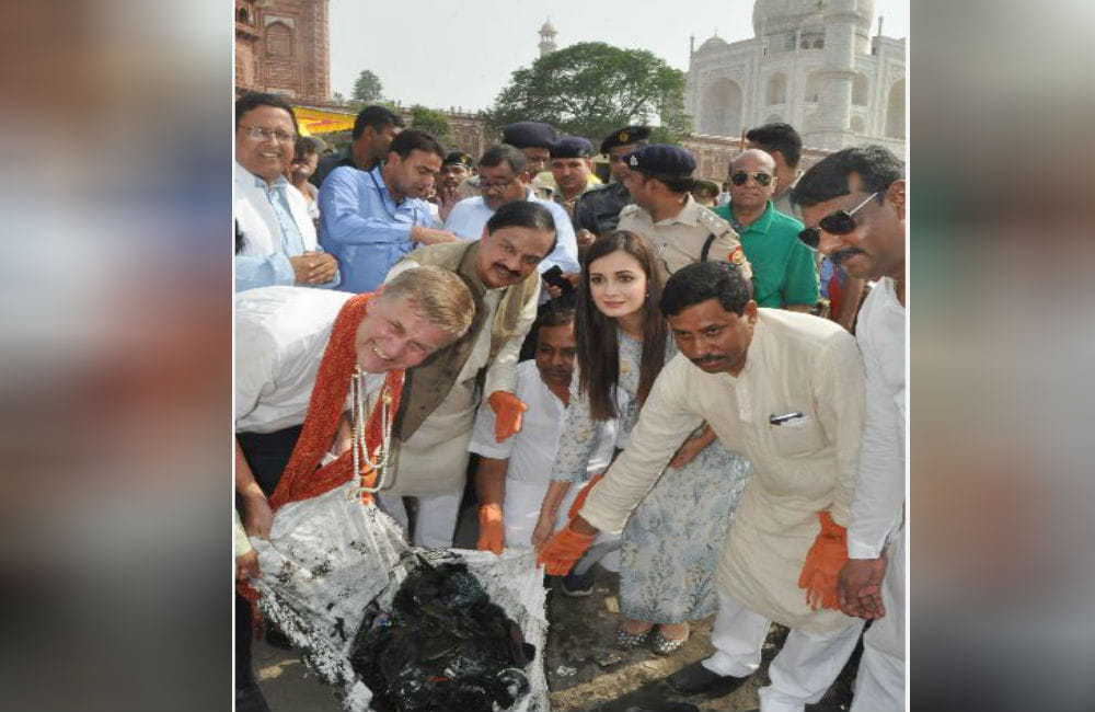 minister mahesh sharma, actress diya mirja give massage of no plastic   at Taj Mahal