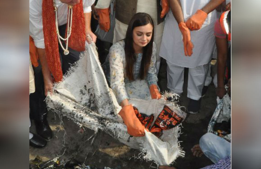 minister mahesh sharma, actress diya mirja give massage of no plastic   at Taj Mahal