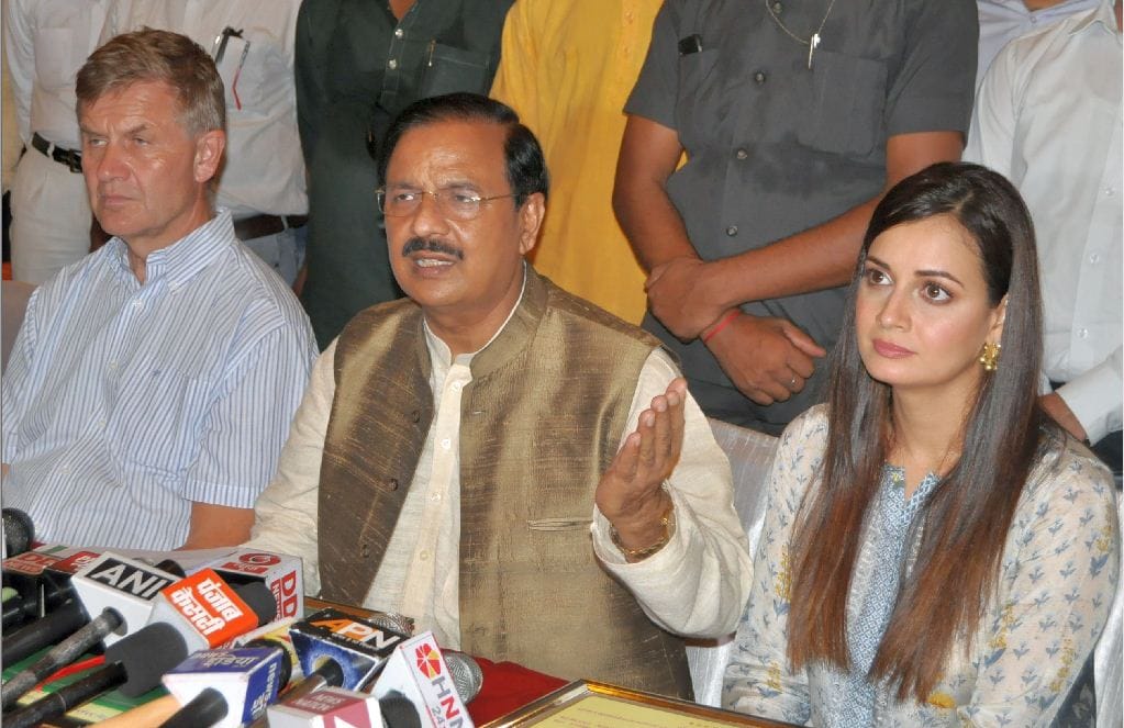 minister mahesh sharma, actress diya mirja give massage of no plastic   at Taj Mahal