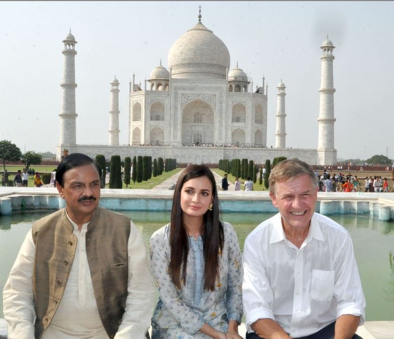 minister mahesh sharma, actress diya mirja give massage of no plastic   at Taj Mahal