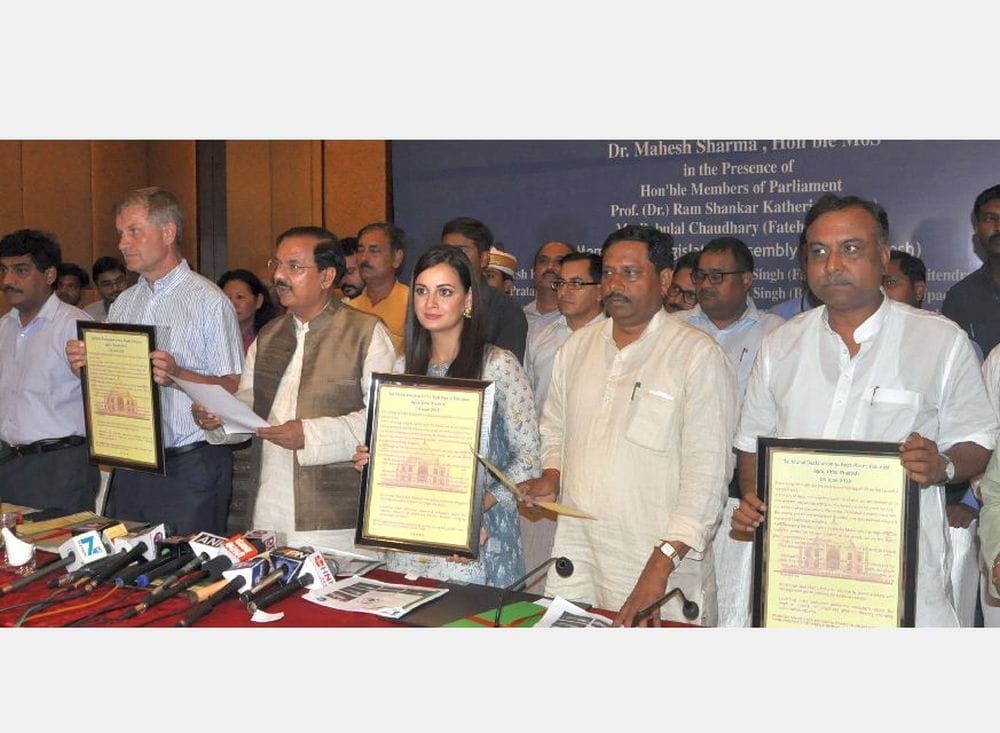 minister mahesh sharma, actress diya mirja give massage of no plastic   at Taj Mahal