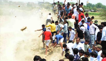 samajwadi party jumps in dumping ground matter of noida sector 123