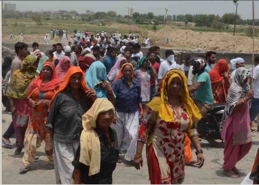 the local people shown their anger on dumping ground at noida