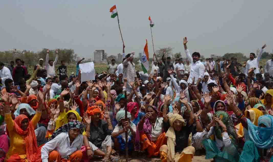 the local people shown their anger on dumping ground at noida