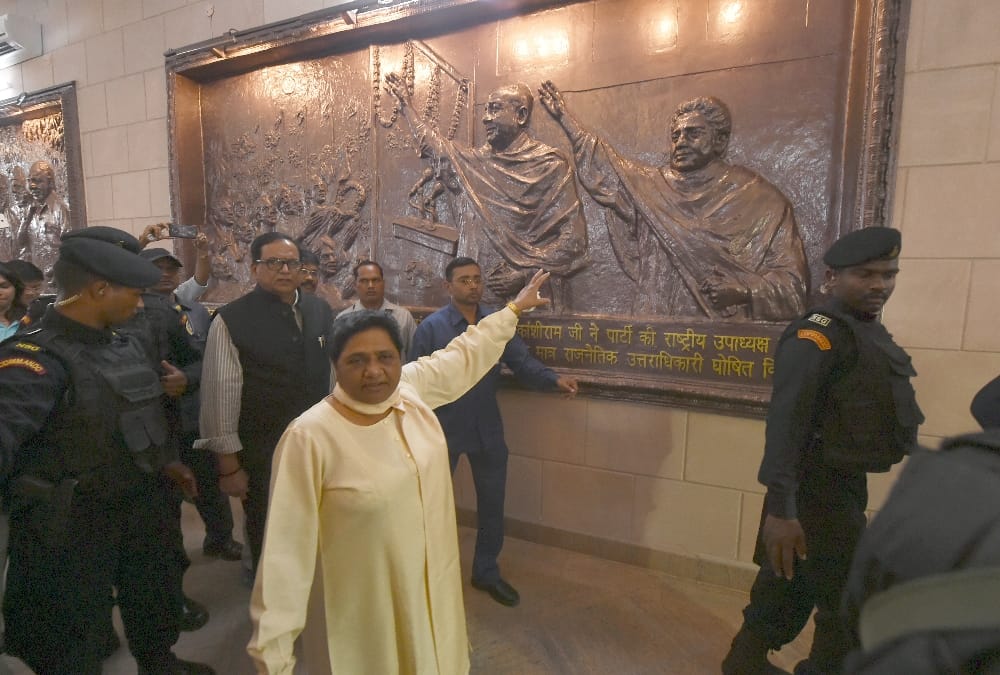 mayawati shows bungalow before leaving this.