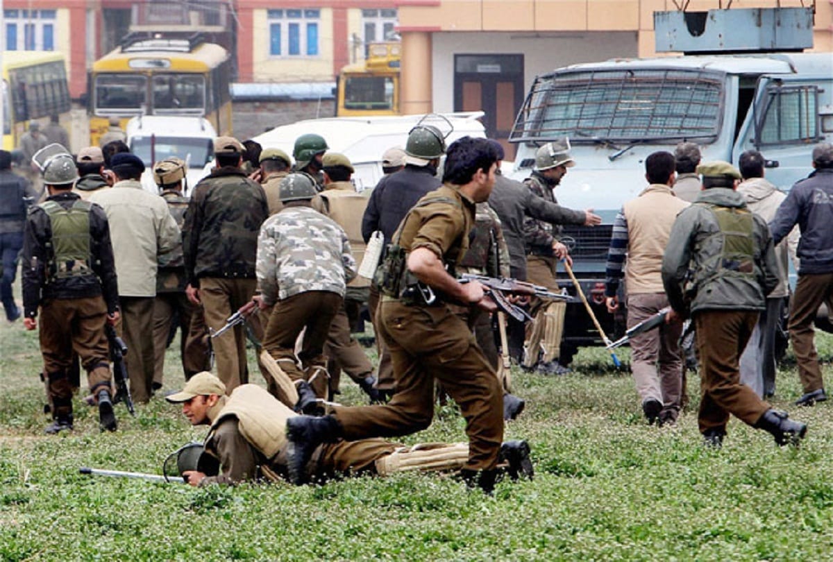  Five times militants attack in Srinagar, jammu and Kashmir, 4 CRPF personnel and 2 civilian injured