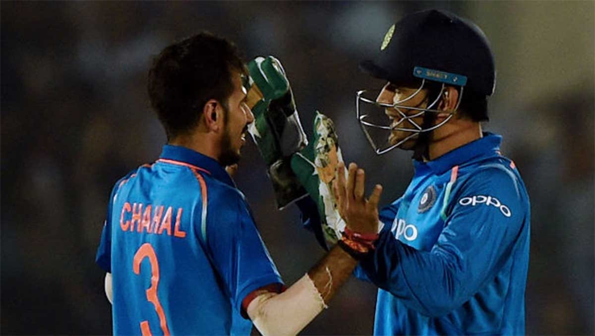 ms dhoni becomes first player to take 50 catch in t20i