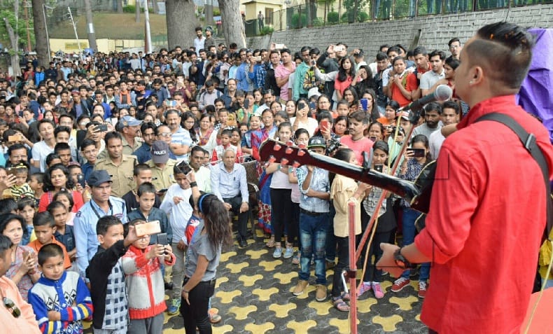 युवा गायक पवनदीप के गानों पर थिरके लोग