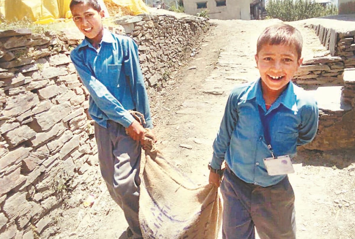 school children work like labourers to carry mid day meal ration