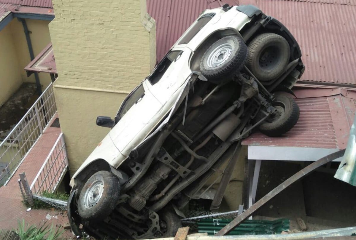 mc shimla mayor kusum sadret car met with an accident