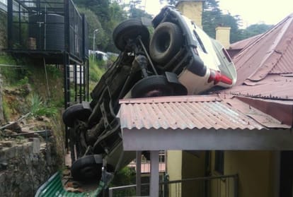 mc shimla mayor kusum sadret car met with an accident