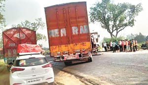 Two-wheeler truck, both of them died