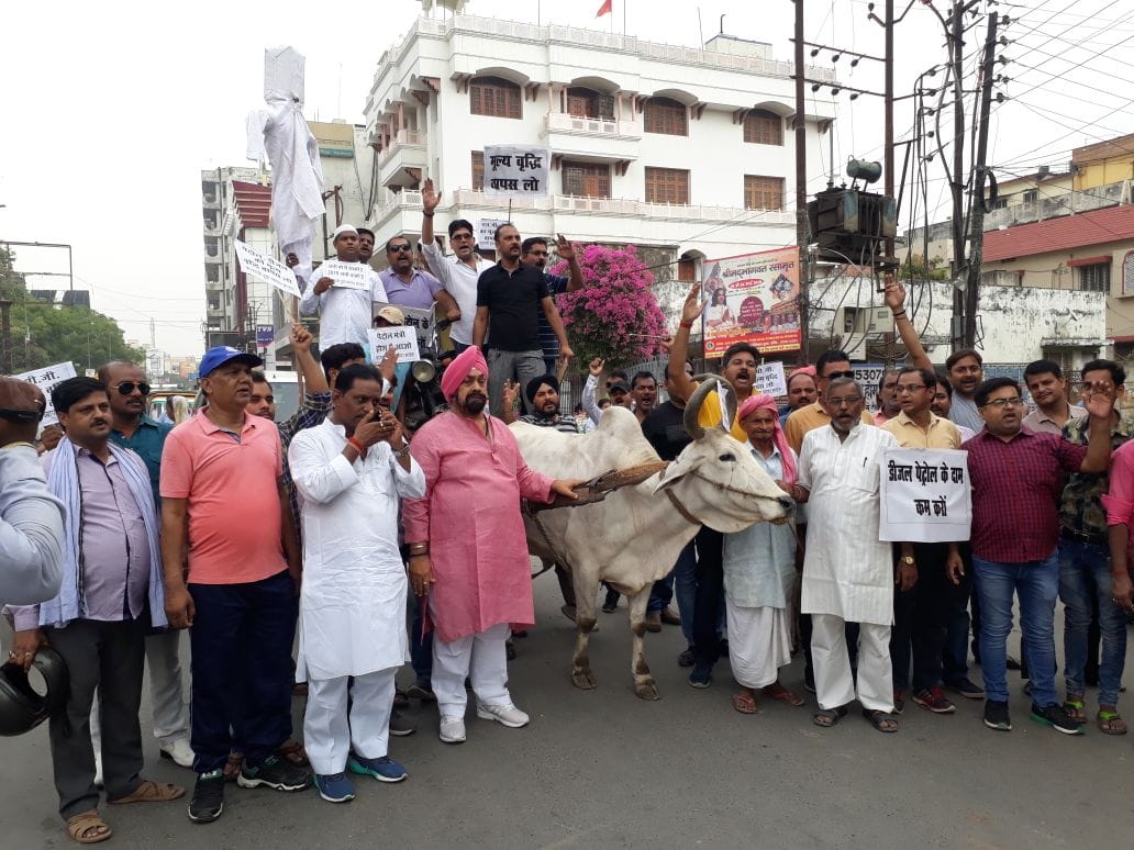 Varanasi traders protest with bullock cart against inflation