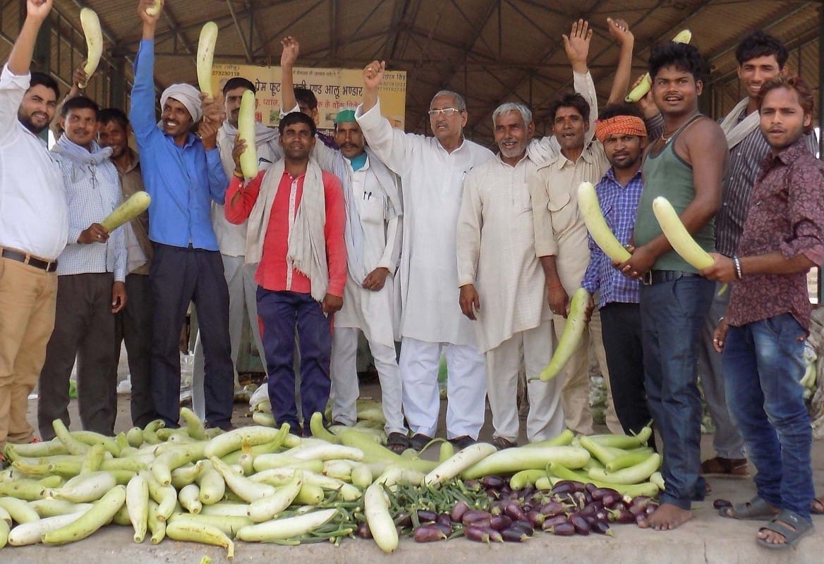 Indian farmer union protesters throw protesters on the road
