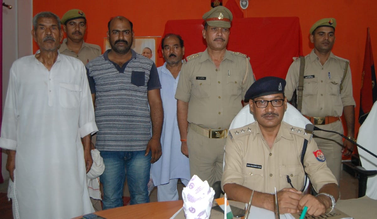 पूर्व मंत्री समेत चार पर जमीन कब्जाने का केस