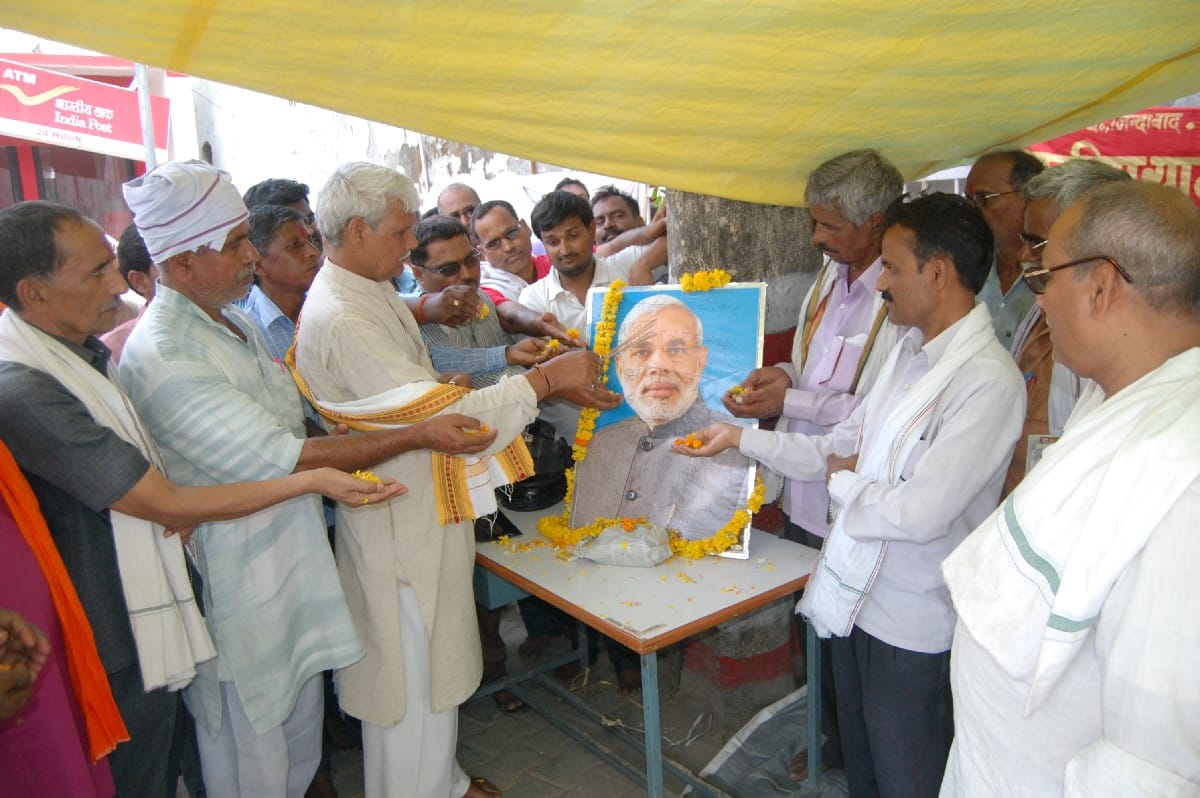डाककर्मियों ने पीएम की फोटो रखकर की श्रद्धांजलि सभा
