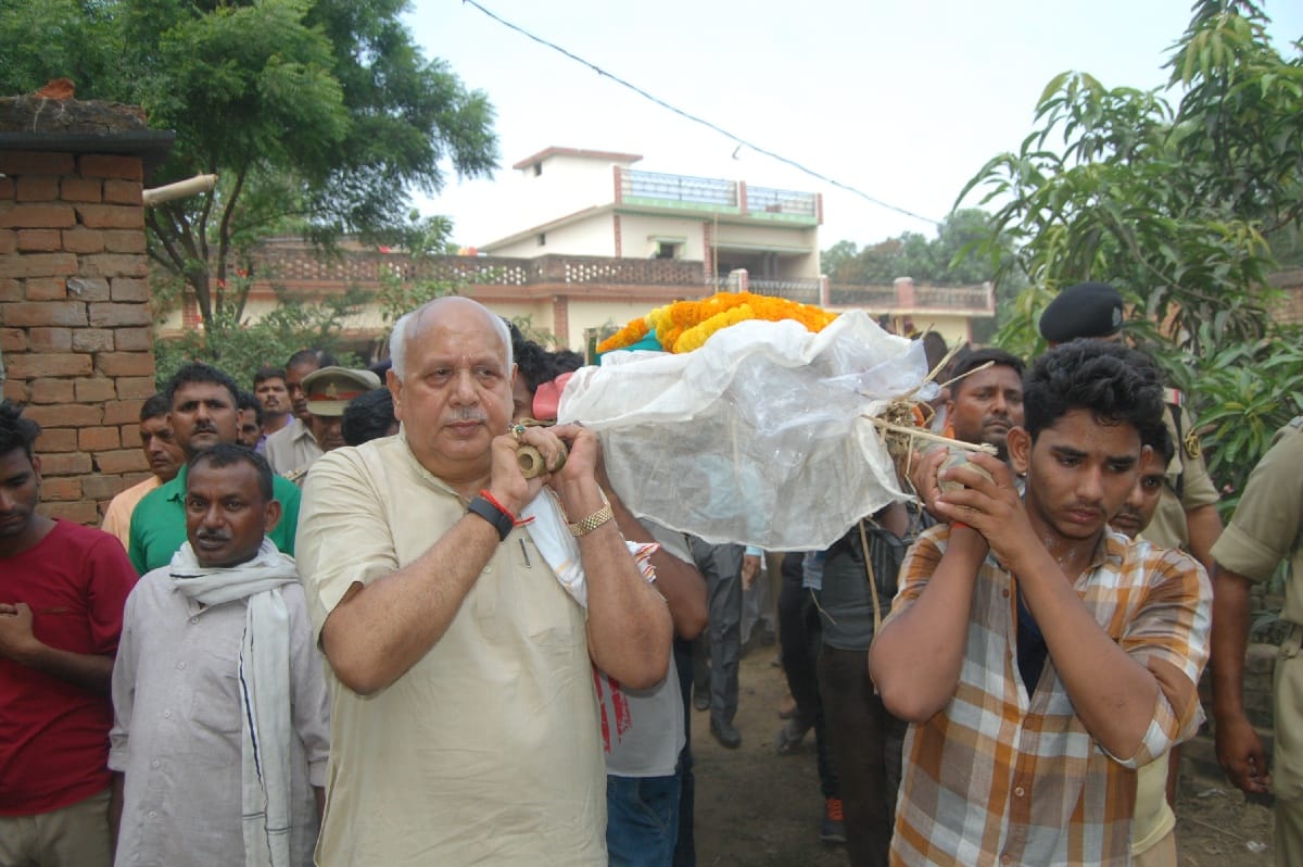 सीएम से वार्ता के बाद उठाया शहीद का शव, कृषि मंत्री-सांसद ने दिया कंधा