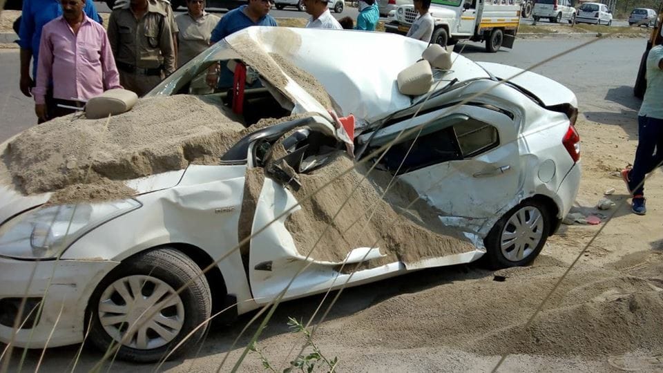  Car Accident in Muzaffarnagar haridwar highway miracle save passengers life