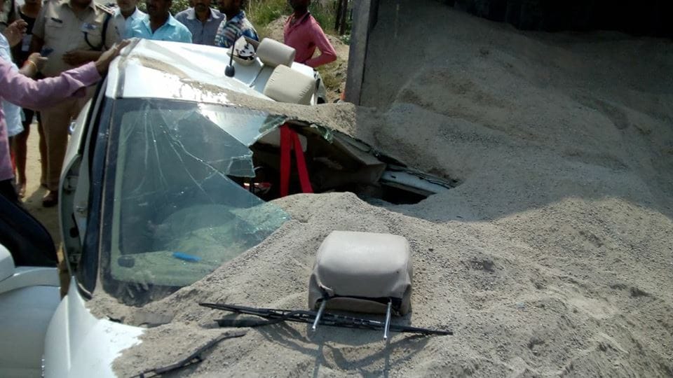  Car Accident in Muzaffarnagar haridwar highway miracle save passengers life