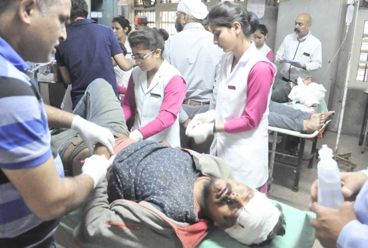two died in road accidents at kullu and udaipur