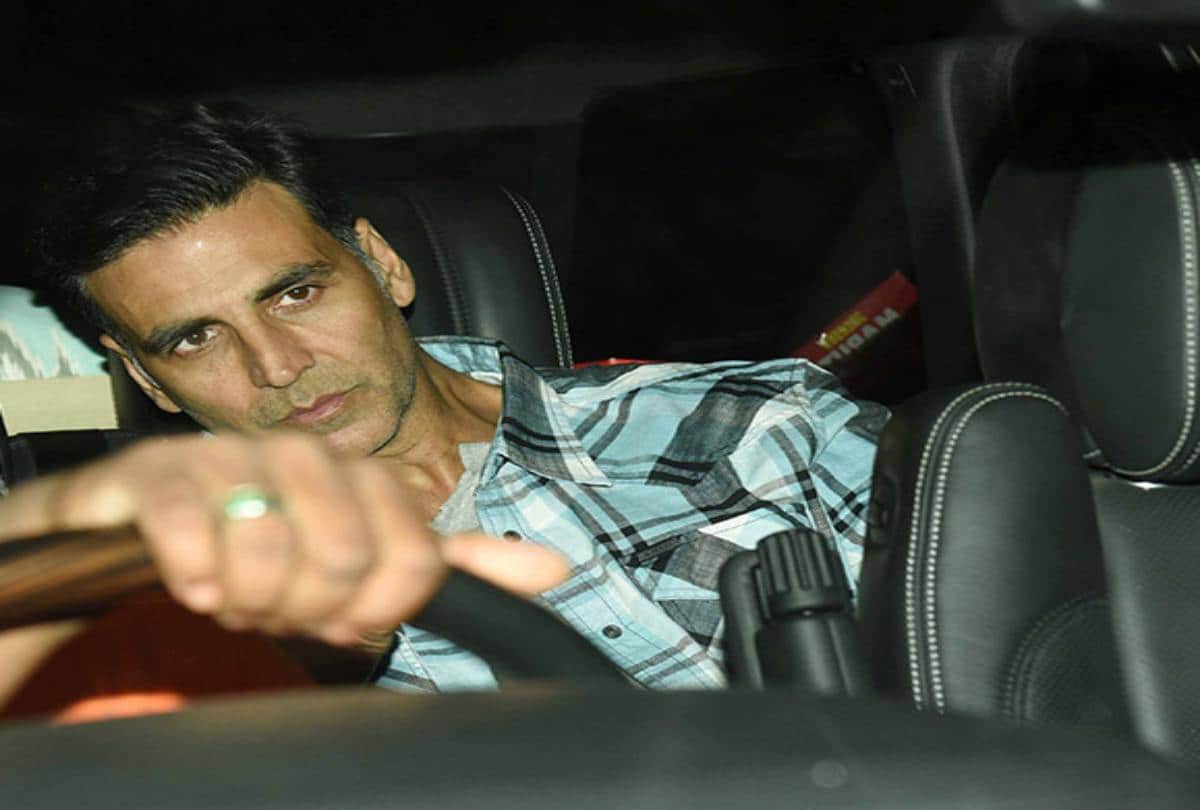 Akshay kumar and sanjay dutt meeting on the way pulls huge crowd at Mumbai