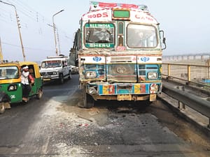 Four trucks collided with each other on the Shastri Bridge