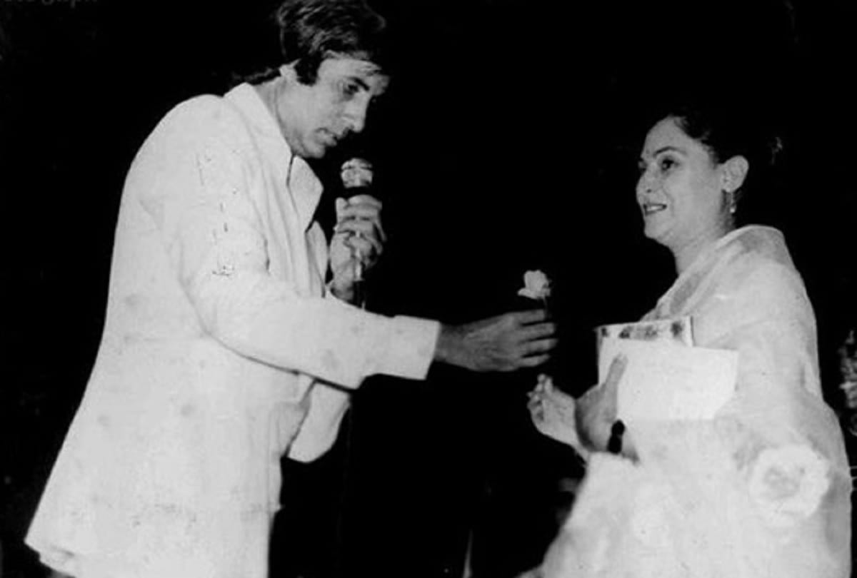 Bollywood Actress amitabh bachchan and his wife jaya bachchan celebrating 45th wedding anniversary