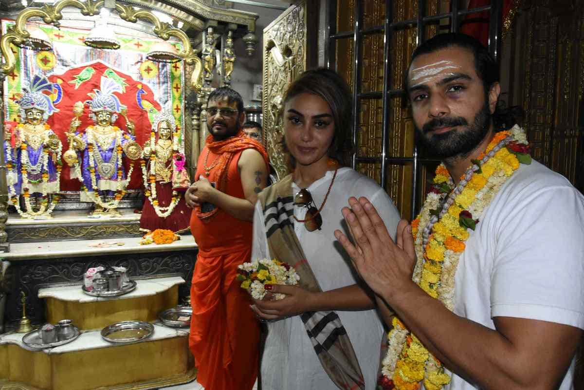 Actress Mahek Chahal and ashmit patel enjoyed in varanasi