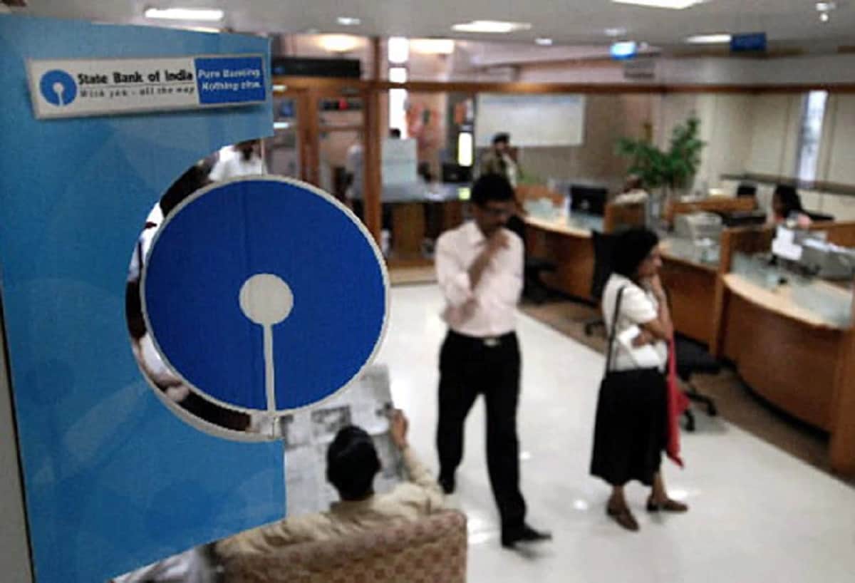 these banks gives interest on saving banks of upto six percent
