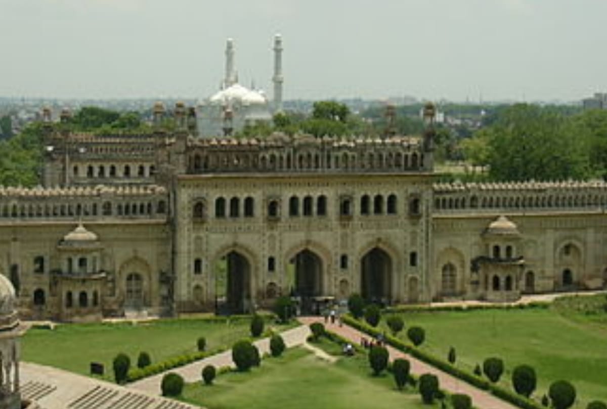 People in indecent clothes are not allowed in Imambara.