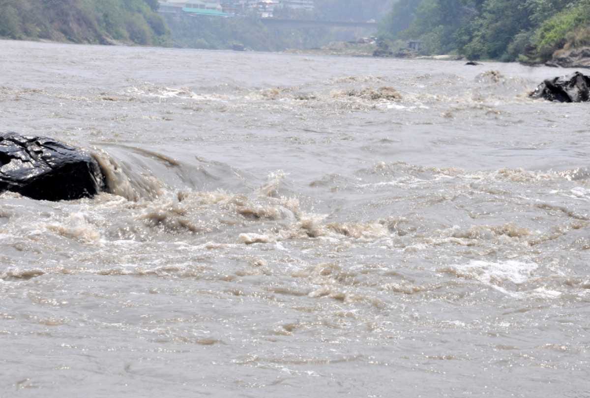 The water level of Larji and Pandoh Dam on the danger mark