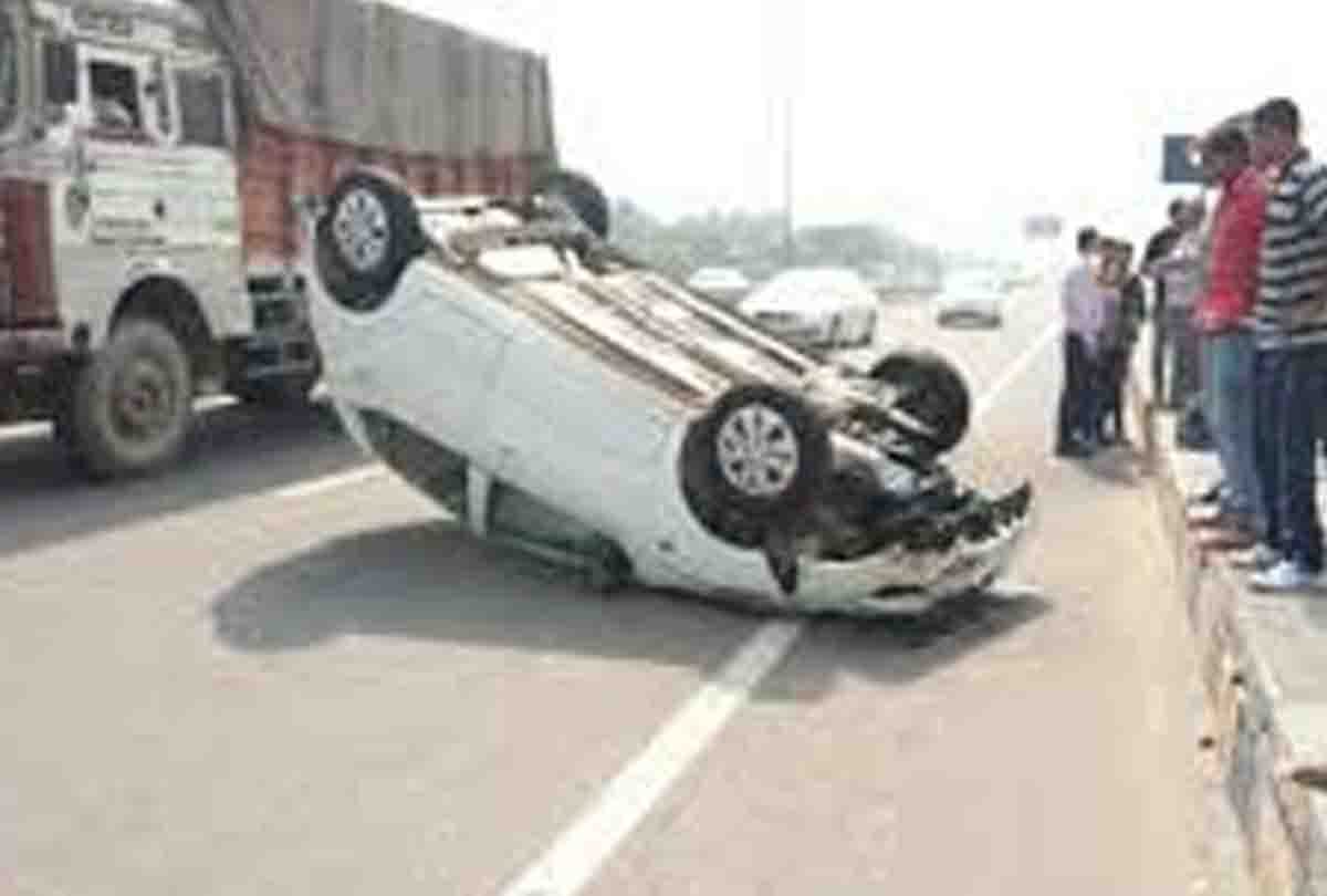 Car collide with dividers, injured six