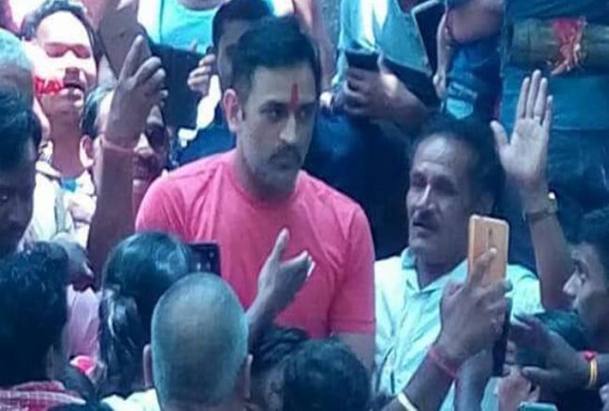 MS Dhoni offers prayers at temple after leading CSK to IPL glory