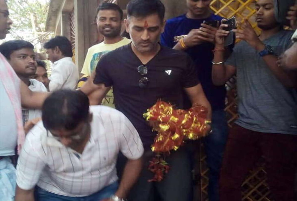 MS Dhoni offers prayers at temple after leading CSK to IPL glory