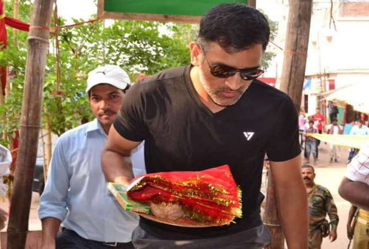 MS Dhoni offers prayers at temple after leading CSK to IPL glory