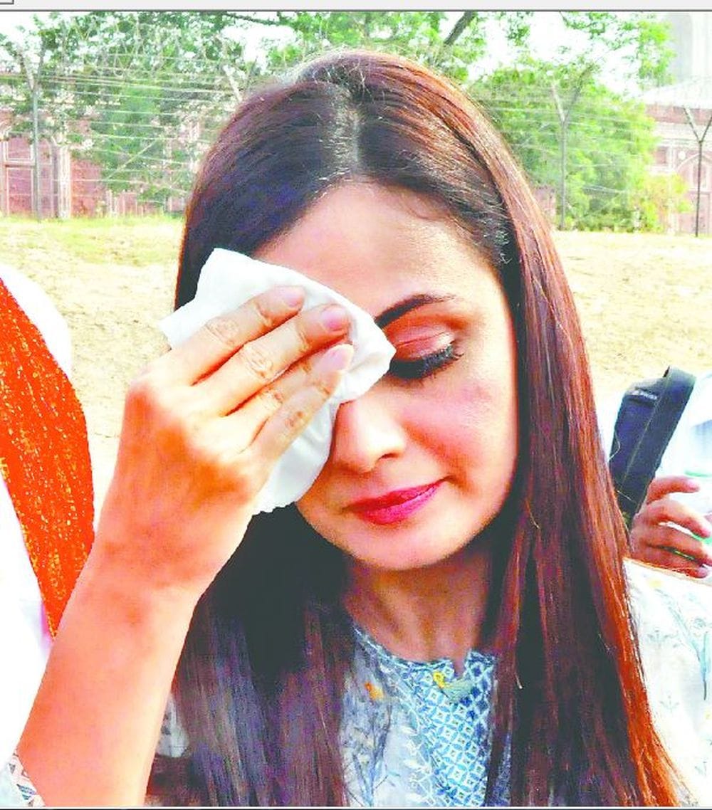 dia mirza troubled  due to heat in Agra