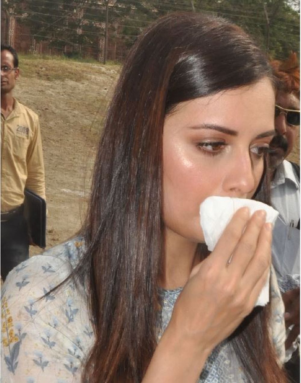 dia mirza troubled  due to heat in Agra