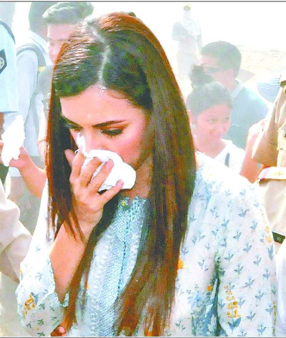 dia mirza troubled  due to heat in Agra