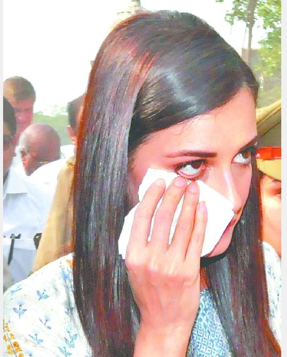 dia mirza troubled  due to heat in Agra
