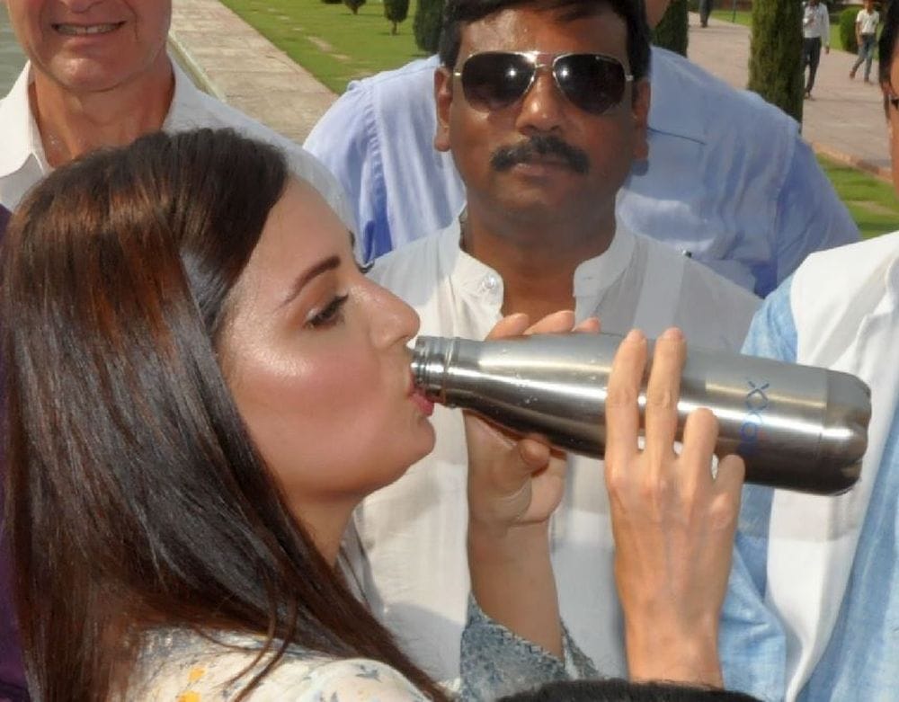 dia mirza troubled  due to heat in Agra
