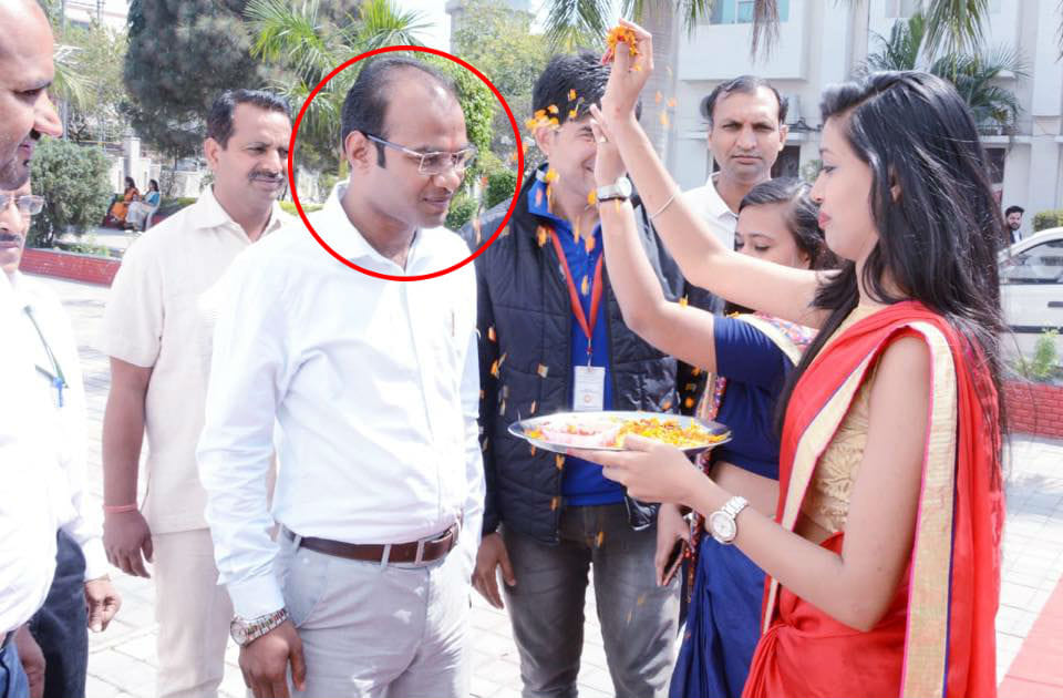 Police arrest fake IAS officer before engagement in agra