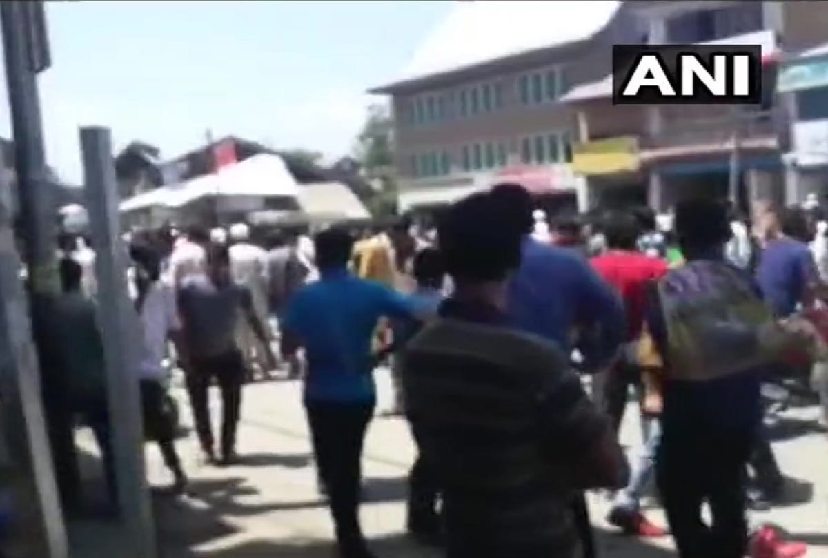 J&K militants grenade attack on police party at Batpora Chowk in Shopian