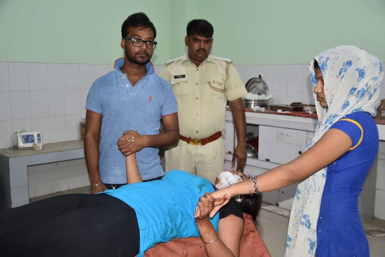 youth attacks girl with blade in mathura