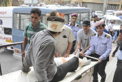 two died in road accidents at kullu and udaipur