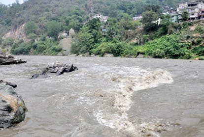 The water level of Larji and Pandoh Dam on the danger mark
