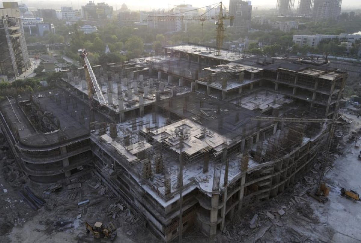 Projects delayed by 2 to 4 years, 399 new projects started on 14 only