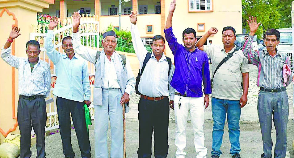 Demonstrators at District Headquarter of Bukta villagers